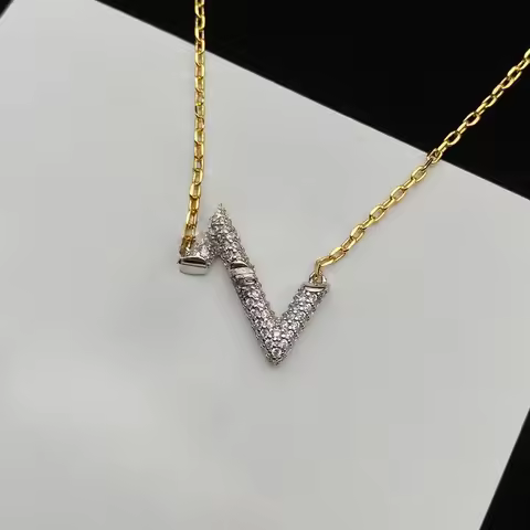 "Upgrade your Glamour with Necklace 2024LVS925: Youthful Glitter, High-end Glamour, Cost-effective, 