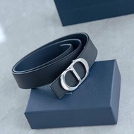 🆕 正品 Dior belt 新款男士雙面大CD腰帶/皮帶～2️⃣色扣頭～ 這款是荔枝紋牛皮雙面帶身，亮眼CD扣頭，一面黑色，一面深藍色，可隨意切換，滿足精緻男士的任何穿搭風格！帶身3.5CM ！ 歐