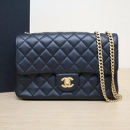 CHANEL 23SCF口蓋包小號23.5黑色羊皮晶片開金扣山茶花調節扣肩帶肩背包