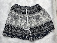 Quần đùi vải lanh hoa văn thái