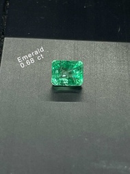 มรกตรูปร่างสี่เหลี่ยมตัดมุม น้ำหนัก 0.68กะรัต ขนาด 5.5×4.5มิล