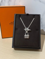 原價59折❗️過千好評❗100%新 Hermes Amulettes Constance Pendant 銀色康康包銀飾墜飾925純銀項鍊