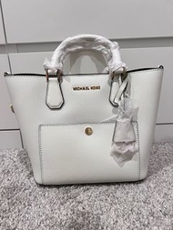 全新正品 MK專櫃款MICHAEL KORS 金字防刮皮革前口袋 手提/肩背托特 水桶包 多用途包款 節日送禮自用兩相宜