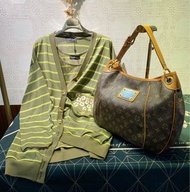 【NA She.歐美精品進口服飾名品】LV 經典原花老花金屬徽章門牌絕版品停產小款(中號)手提肩背包 南瓜包 媽媽包 購物包 火爆款 超人氣冠軍包款 熱門包款 黃金尺寸 Galliera PM Mon