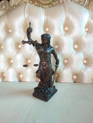 Patung Dewi Keadilan Ukiran Kayu