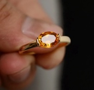 美麗的天然藍寶石，8 x 6 公釐。925 純銀戒指，配有乾淨、清澈的黃色藍寶石。