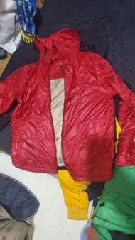 UNIQLO 紅金雙色大格子日本超輕羽絨夾克,Size:M ，售價$300，捷運芝山/明德站可面交，7-11 店到店外加運費$35 UNIQLO red &amp;gold color large plaid Japanese ultra-light down jacket, Size:M, priced at $300, MRT Zhishan/Mingde Station can be delivered in person, 7-11 store to store plus $35 shipping fee