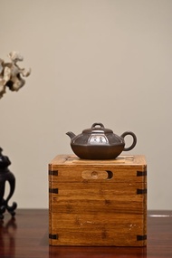 明清家具 窗容量250cc原礦紫泥擷取明清家具之窗的造型