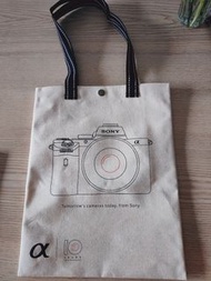 Sony 相機品牌十週年限量紀念的厚材質帆布包，製造商為老牌合成帆布行，全新久放，難免有久放的痕跡，但是外觀是沒有痕跡的，請三思！合成帆布是一間矗立於台南府城60多年的老舖，有著對帆布的熱情與默默服務精神！#24年中慶