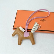 HERMES 全新Rodeo PM芝麻色小馬掛飾