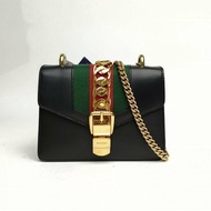 GUCCI Sylvie塞尔维亚丝带包Mini黑色牛皮金扣肩背包