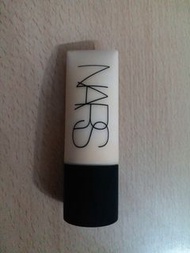 NARS 柔霧完美粉底液