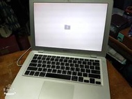 2手a macbook air)a1304,(2009公家機關學校汰換品不退換不保固不退換無任何配件。此機可開機，閃問號