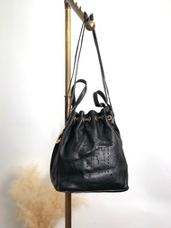 【日本直送 名牌中古包】FENDI 芬迪 黑色綴標誌鏤空皮革束口袋 復古包 5bbkpm