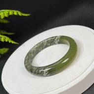 蛇紋玉手鐲 56MM 冰潤菠菜綠飄花 岫玉手環 細膩圓融 半山半水