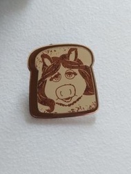 迪士尼徽章/襟章 Disney Pin Trading Carnival 2020 Toast Series 吐司系列 Sesame Street 芝蔴街 The Muppet Show Miss P