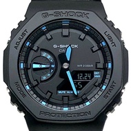 卡西歐 G-SHOCK GA-2100-1A2 霓虹系列八角形腕錶，橡木色錶殼，黑色/藍色指針/數位雙顯，雙 LED 背光，2022 年 2 月發售，Mikunigaoka 專賣店販售。