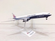 全新 未開封 中華航空 波音 Boeing 777-300 ER 藍鯨 彩繪機 1:200 華航 飛機模型