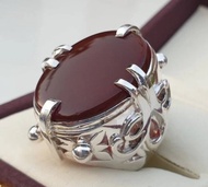 男士戒指，出自「穿著Prada的惡魔」，由Nigel配戴。紅玉髓戒指，瑪瑙，銀飾。