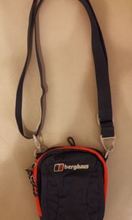 Berghaus 輕身多格斜孭袋