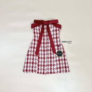 ป้าย Miralyn เกาะอกผ้าทอลายสีแดงขาวแบบเส้นต่อเส้นทรงมินิเดรสน่ารักมาก แต่งดีเทลด้วยผ้าเงาสีแดงช่วงรอ