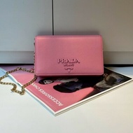 Prada 金鍊粉牛皮壓紋WOC 斜背小包