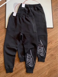 外國預訂 Nike 大swoosh Logo 拉鍊口袋 束腳男長褲
