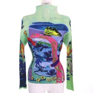 成色極佳的PLEATS PLEASE by Issey Miyake，PP61-JK551，Nathalie Lete 設計，經典的 DINOS EDEN ANIMAL 恐龍圖案。長袖高領上衣，4 碼