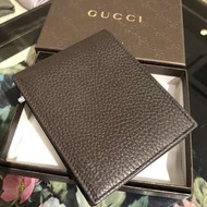 全新 Gucci 牛皮 咖啡色 男用 照片層 短夾 皮夾 真皮 荔枝紋 多信用卡 保證真品 正品 輕防刮 薄型 特價優惠  有四個證件暗層 一個照片層 12格信用卡 二層鈔票夾