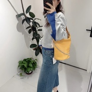 FENDI 黃色牛皮吊墜Logo水桶腋下包24*26*11 98新配件塵袋