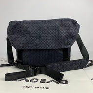Issey Miyake Men's Silicone Knight Shoulder Messenger Bag Fabric Lightweight Large Capacity Size: 27 * 33 * 14cm