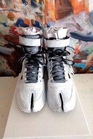 Maison Margiela X REEBOK 白色漆油款TABI夾趾穿窿真皮高筒球鞋