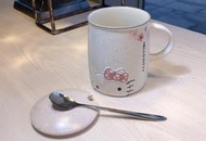 【上品居家生活】Hello Kitty 白色粉紅蓋 凱蒂貓 帶小湯匙杯蓋 陶瓷骨瓷杯 (白身粉紅蓋) #YP095