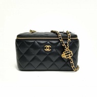 CHANEL 22S長盒子化妝包黑色羊皮核桃金球肩帶肩背包