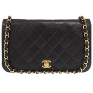 Excellent condition Chanel Matelasse lambskin black shoulder bag with gold chain and Coco mark, mode
