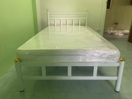 PT SHOP เตียงนอนเหล็กหัวตรง ขนาด 3.5 / 5 / 6 ฟุต พร้อมที่นอนยางPE ผ้าคละสี เตียงมีสีดำเเละสีขาว