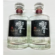 We ship from Japan. Two empty bottles of Whiskey Hibiki 21years old. No contents are included.700ml empty bottle