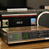 出售Vintage National 跳字時鐘收音機一部，收音機正常靚聲，時鐘鬧鐘正常，外觀九...