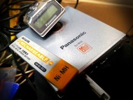 今日 2025-06-30  又有筍嘢！代友出售有個劏房住客欠包租婆幾個月租金一走了之留低唔要大量雜物：我個朋友同包租婆再去劏房住客房間床底清除雜物發現有紙箱收藏一部  Panasonic  SJ-M