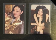這兩張明星小卡出自韓國女團 aespa 的「2026 Season's Greetings」（2026年曆）周邊商品系列，其主題概念為西部牛仔風的「Western House」。