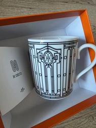 Hermès（愛馬仕）- H Déco 系列：H Déco mug n°1（H Déco 馬克杯 n°1 / 黑白幾何線條款）
