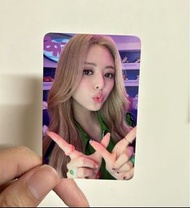 Itzy Yuna Checkmate特典小卡 申有娜 Sneakers