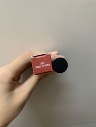Mac 黑魔杖最新極致絲霧幼管唇膏 Powder Kiss Velvet Blur Slim Stick 極致絲霧幼管唇膏首次換上奢華細長管磨砂外殼包裝 時尚金屬鑲邊盡顯高訂感 猶如塗上潤唇膏般滋潤 
