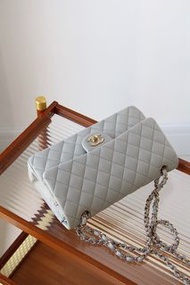 門市現貨❤️Chanel Cf25cm 淺灰色金扣羊皮