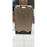 Swiss Sun Luggage 24-inch Hard Case Spinner Wheels
