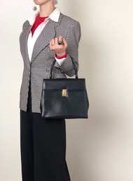 【VintageShop solo 日本直送中古包專賣店】LOEWE 羅威 經典手提包 黑色 Anagram 壓紋 荔枝皮革 復古 經典 c8uyvx