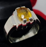 未經加熱、未經處理的天然黃色藍寶石戒指，來自錫蘭。Pukhraj 禮品。