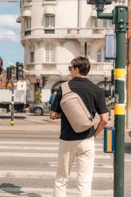 Pacsafe V Tech | 五大專利防盜 斜背包 側背包 10L卡其色 #60221