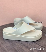 Crocs Brooklyn Flip Mid Wedge มี6สี รองเท้าแตะผู้หญิง รองเท้าแตะหูหนีบ รองเท้าครอส์  รองเท้า crocs ผู้หญิง รองเท้าเผื่อสุขภาพ