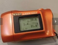 Nikon 尼康Laser 雷射測距儀，測量距離可達500公尺/550碼 充氮防水設計 具有高度、角度、垂直高度差測量功能 外部LCD面板顯示，輕鬆閱讀數據，功能正常